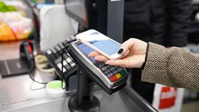 Как привязать кредитную карту к телефону для бесконтактной оплаты в Бристоль